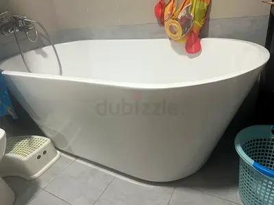Acrylic bath tub - white