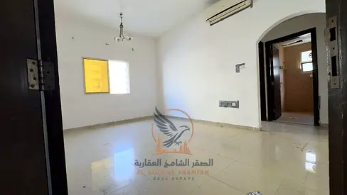 غرفه وصاله للايجار الشهري بدون فرش موقع مميز قريب للسفير مول ومدرسة الحكمه ومخرج دبي وبجوار كل الخدمات وقريبه لموقف الباصات