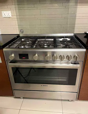 Bosch 90 cm top gass oven electric cooker new model slightly used series 6