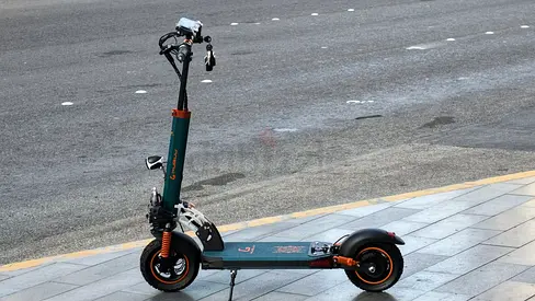 Kuguu E10 A1 – 2000W Foldable Electric Scooter with Bluetooth & Power!