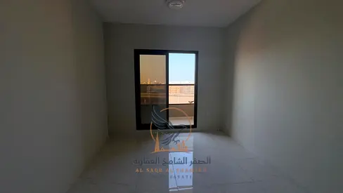 بلكونة بااطلالة مفتوحة مساحات واسعة خزائن حائط تكييف مركزي تشطيب حديث تسهيلات في السداد