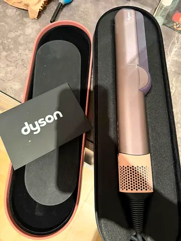 Dyson Airstrait