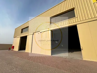 موقع مميز على الشارع الرئيسي بإطلالة على شارع محمد بن زايد وارتفاع 9.5 متر ومساحة واسعة