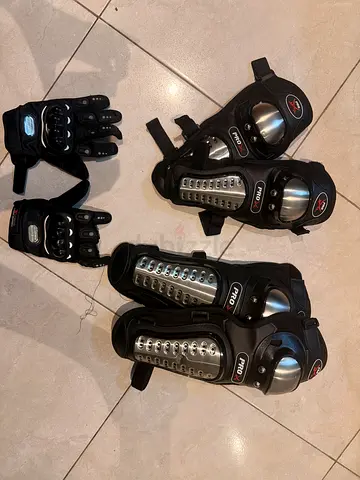 Set of protective knee & elbow guards with gloves - used