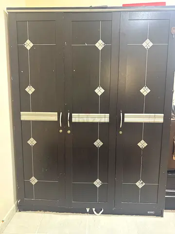Dark wood 3-door wardrobe with mirror panels
