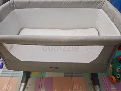 Jikel Nova Baby Bedside Crib / Bassinet with mattress & mosquitoes net in a very good condition