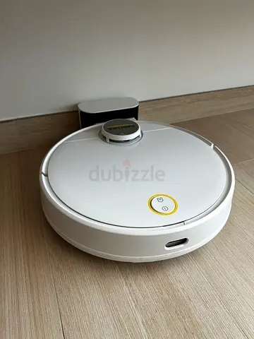 White robot vacuum cleaner with mopping used only few times, with all its accessories.