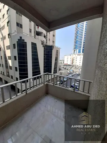 فرصة مميزة لاستئجار شقة في منطقة المجاز 1، تتميز بتصميم عملي ومساحة مريحة، مع أربع بلكونات وخزائن بالحائط لتوفير الراحة والاستفادة من المساحة.