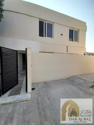 فيلا للايجار السنوى فى الشارقه 3 غرف و2مجلس  وغرفه خادمه وغرفه سائق مع حديقه و3 باركن داخلى و2 خارجى