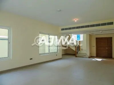 Spacious 4 Bedroom Villa with Max of 4 Car Parking