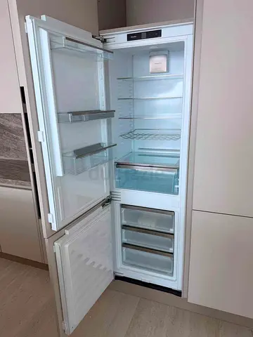 Large single-door upright refrigerator - good working condition