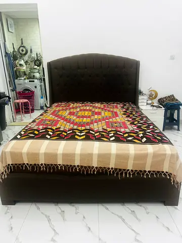 Dark brown upholstered queen bed with tufted headboard 150x200