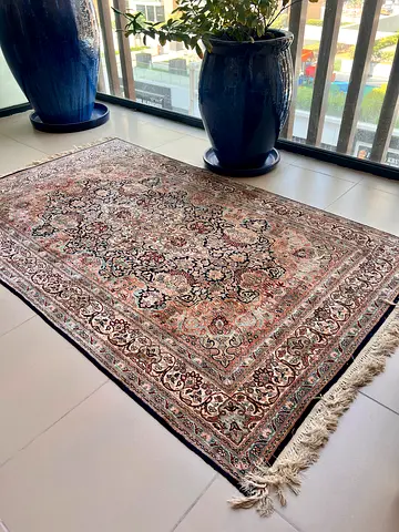 Silk Blend Ornamental Rug – Elegant Decorative Carpet