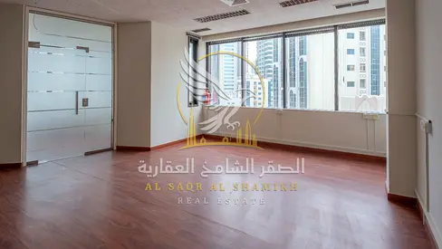 مكتب للإيجار في المجاز 1 الشارقة مساحة 1345 قدم مربع تكييف وباركن مجاني و3 شهور فري