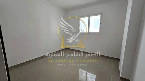 شقة غرفتين وصالة للإيجار في القليعة الشارقة غرف ماستر وخزائن بالحائط ومساحة واسعة وتصميم عملي للعائلات