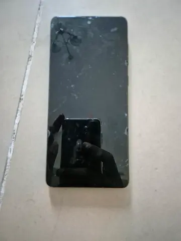 Samsung Used black smartphone with cracked screen - for repair or parts