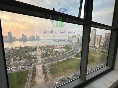 غرفتين وصالة فخمة للإيجار في المجاز 2 ثاني ساكن بإطلالة بحرية وتشطيب حديث وخزائن بالحائط وشبابيك بانورامية بإطلالات مفتوحة على الحديقة والبحر