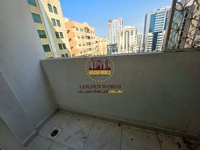 شقة غرفتين وصالة للإيجار السنوي في القاسمية، الشارقة، مع بلكون وإطلالة على المدينة وجيم ومسبح وأمن 24 ساعة. الإيجار 40,000 درهم.