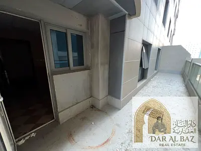 شقة غرفتين وصالة مع تراس كبير للإيجار السنوي في المجاز 3 – الشارقة • الصالة: متوفرة • الحمامات: 3 • التراس: كبير • المرافق: جيم ومسبح •
