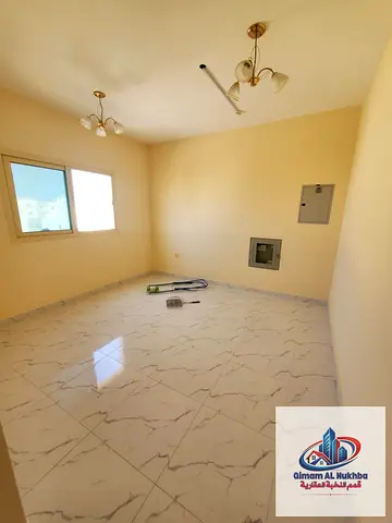 فرصة سكن مميزة في القليعةالشارقه بتدور على غرفة وصالة واسعة في بناية جديدة؟ شقة ثاني ساكن بصالة كبيرة جداً، ومطبخ منفصل بخزائن، وتكييف مركزي وغاز مر