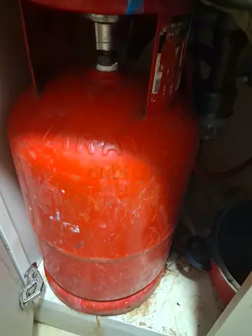 Gas burner with cylinder