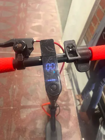 Almost new electric scooter with handlebar display - good working condition no battery