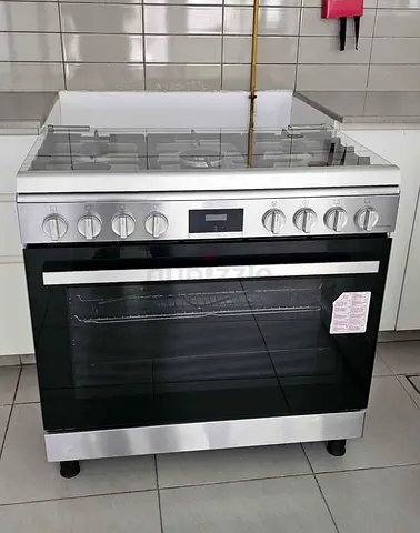 Brand New Stainless Steel Bosch Freestanding Gas Range with Oven fan - New Condition