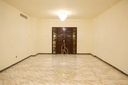 مبنى عائلي | موقع متميز | بالقرب من موقف الحافلات