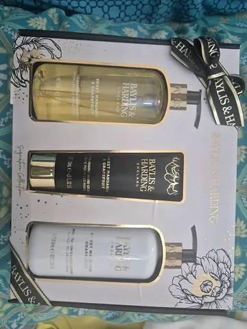 Brand new Baylis & Harding Sweet Mandarin & Grapefruit 3-piece gift set