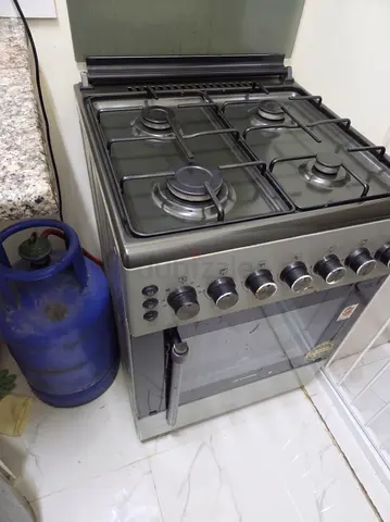 Freestanding 4-Burner Gas Cooker with Oven - Good Working Condition