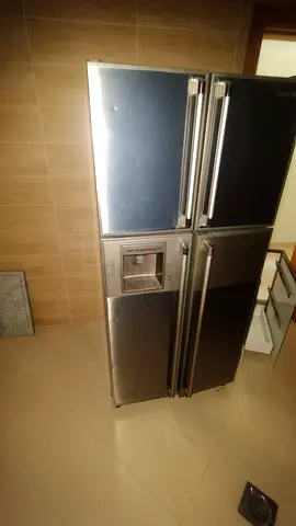 ثلاجة بابين للبيع بحالة ممتازة