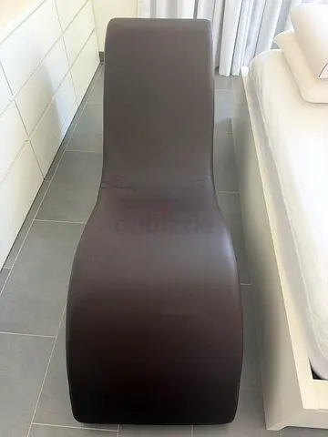 Brown leather chaise lounge / daybed in good condition