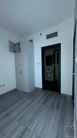استوديو سكني فاخر بمساحة كبيرة وإطلالة خلابة للإيجار السنوي في برج الساعة بالراشدية 1 على شارع خليفة بن زايد في عجمان