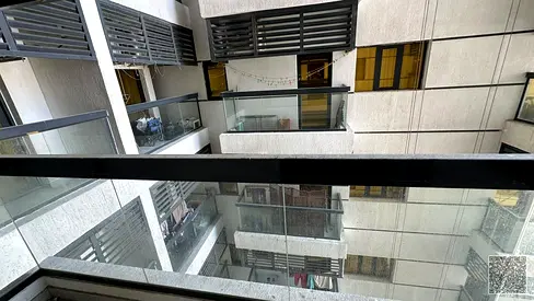 استوديو سكني فاخر بمساحة كبيرة وإطلالة خلابة للإيجار السنوي في برج الساعة بالراشدية 1 على شارع خليفة بن زايد في عجمان