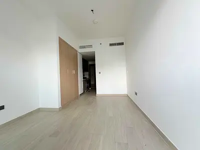 LUXURY STUDIO APARTMENTS MINUTES AWAY FROM DOWNTOWN // FITTED KITCHEN