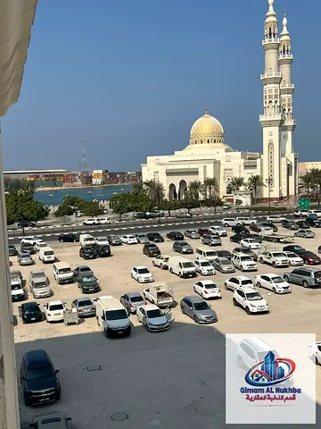 أشيك غرفة وصالة بإطلالة بحرية في المجرة بالشارقة مساحة كبيرة وتكييف وغاز مركزي بالقرب من الكورنيش والحديقة ومركز اليوم الجديد وسهولة الوصول إلى دبي
