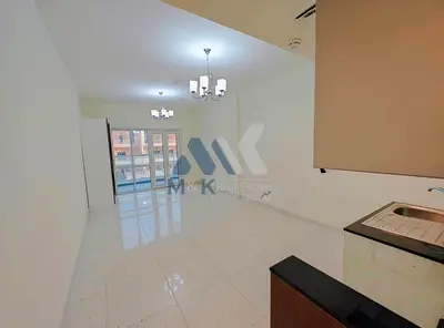 غرفة نوم واحدة بمخطط مفتوح | جولدن هومز JVC | إطلالات على الشرفة