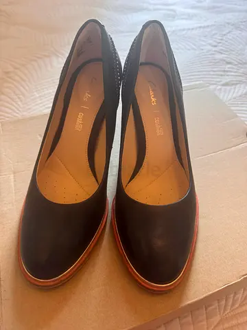 Clarks women's black leather pumps, cushioned insole, size UK 6, size 36
