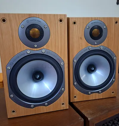 Monitor audio bronze br1 bookshelf speaker.