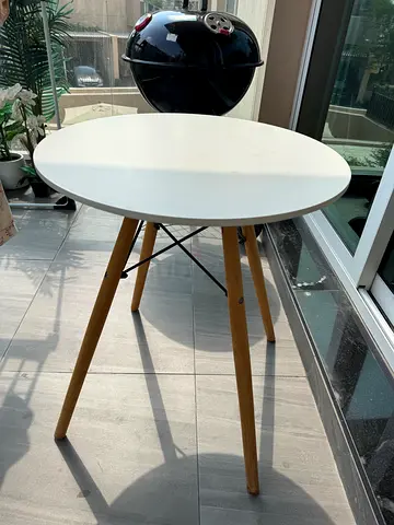 Round white dining/side table with wooden legs - good condition
