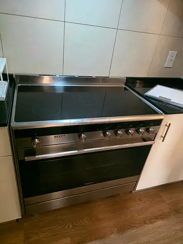 Siemens Electric Ceramic Cooking Range Made In Italy iq700 latest model