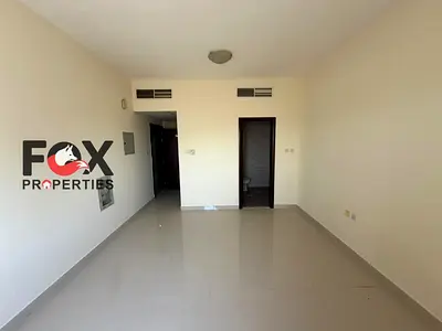 Studio for rent at an incredible price! Features a great layout, a separate kitchen, and a balcony.