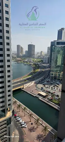 شقة غرفتين وصالة في المجاز 3 الشارقة بإطلالة بحرية وحمامين وجيم وموقف سيارة شهر مجاني ودفعات إيجارية مرنة المسبح تحت الصيانة