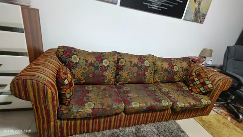 5-seater floral striped fabric sofa in used good condition
