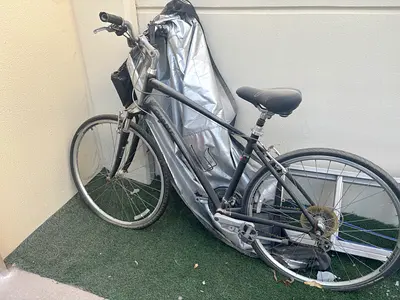 Used Giant hybrid city bike - 28" wheels, step-over frame, good for commuting