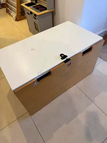 Storage drawer with wheels