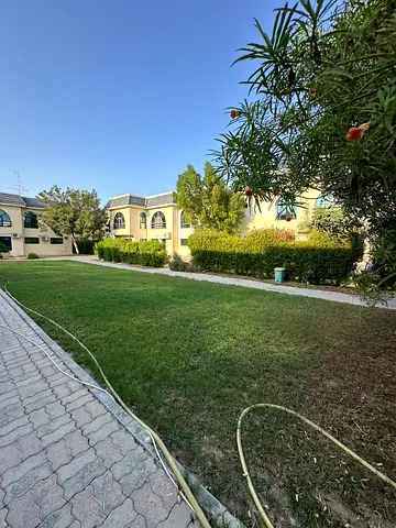 فيلا 4 غرف بالشارقة للايجار السنوي | مسبح مجاني | حوش كبير | خزائن بالحائط | مطبخ تحضيري | مجلس | روف كبير | غرف ماستر | حديقة