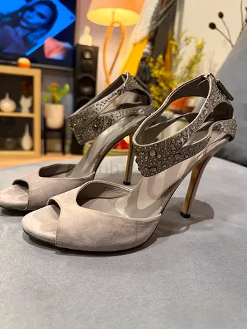 Authentic Gucci Silver Sandals – (37.5)