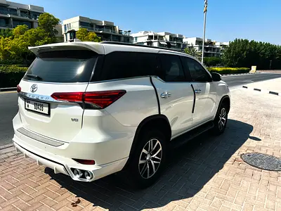 2017 Toyota FORTUNER — фото 4
