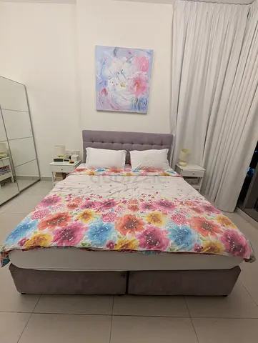 Upholstered tufted king-size headboard in gray - Great condition (mattress included)